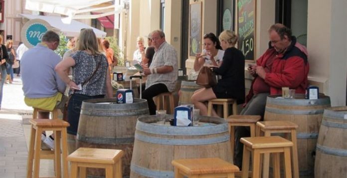 Clientes en una terraza de bar