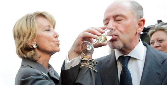 Rodrigo Rato celebró así con Esperanza Aguirre la conmemoración de la Carta Magna en 2011. Eran otros tiempos.