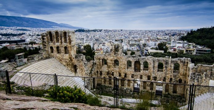 Grecia se debate entre aceptar las órdenes de la Troika, o el caos