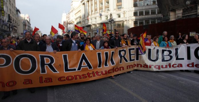 Miembros de IU y de Equo encabezaron la marcha de la que se ausentó Podemos.