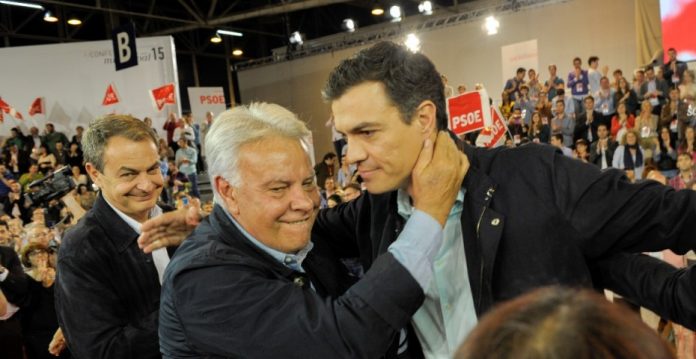 Felipe Gozález saludo efusivamente a Pedro Sánchez ante la mirada de Zapatero