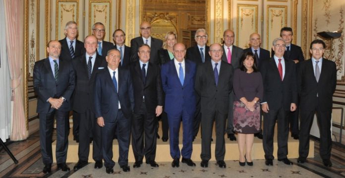 Miembros del Foro Puente Aéreo posan con Fernández Díaz el pasado mes de octubre