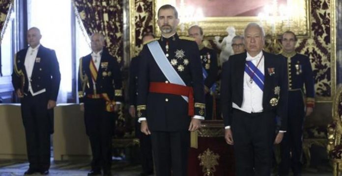 Felipe VI con Margallo durante un acto oficial