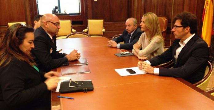 Julio Montoya se reunió en el Congreso con los diputados Cayetana Álvarez de Toledo y Juan Moscoso.