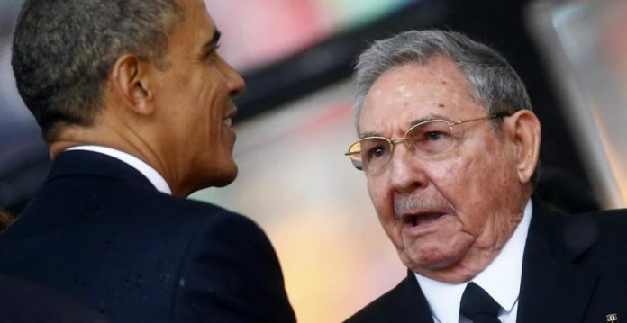 Histórico encuentro entre Obama y Castro durante el funeral de Mandela, en diciembre de 2013