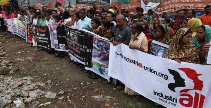 Cadena humana en el mismo lugar de la tragedia en octubre de 2013