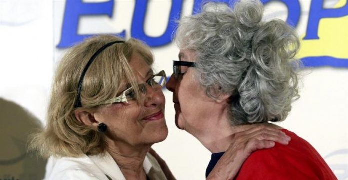 Manuela Carmena saluda a la periodista Soledad Gallego-Díaz en un desayuno informativo en Madrid.