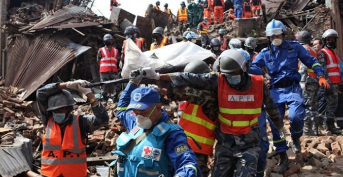 Los equipos de rescate recuperan dos cadáveres en el distrito de Bhaktapur, en Nepal