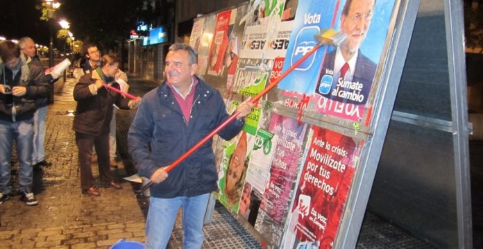 Pegada de carteles en 2011 de Narciso de Foxá,  alcalde de Majadahonda y actual candidato a la reelección