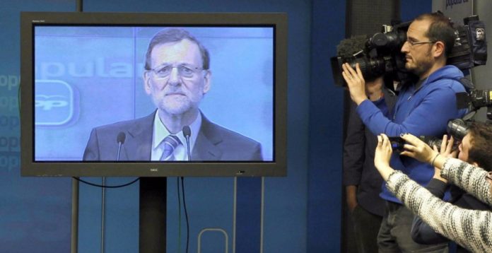 Cámaras de televisión graban a Rajoy en la sede del PP durante una rueda de prensa sin preguntas