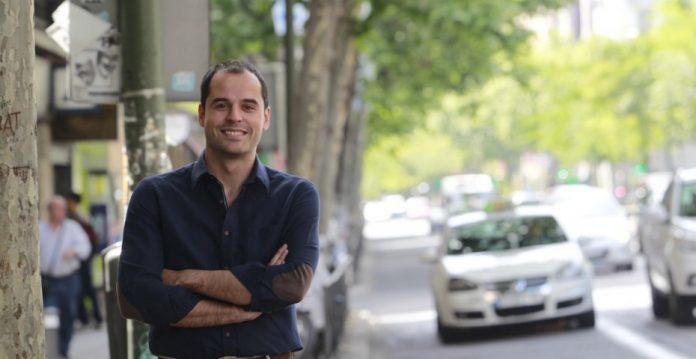 Ignacio Aguado, en la madrileña calle de Carranza, junto a la sede de su partido.