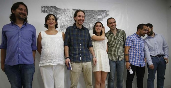 La dirección de Podemos arropó a Iglesias ayer en su primera comparecencia ante la prensa tras las elecciones.