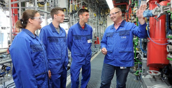 Jóvenes durante su formación para trabajar en BASF