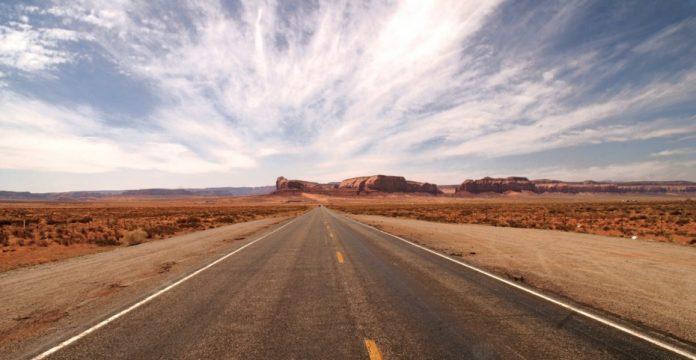 Carretera hacia Monument Valley (frontera de Utah y Arizona, EEUU). 