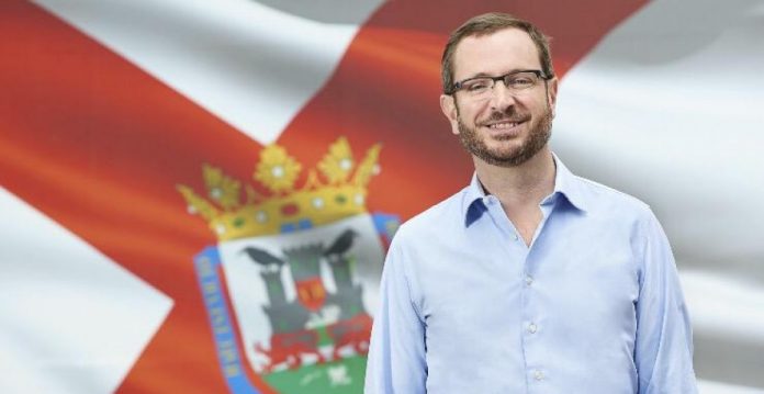 Javier Maroto, con la bandera de su ciudad de fondo.