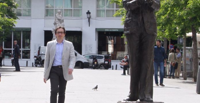 Ramón Marcos, junto a la estatua de Lorca en la madrileña plaza de Santa Ana.