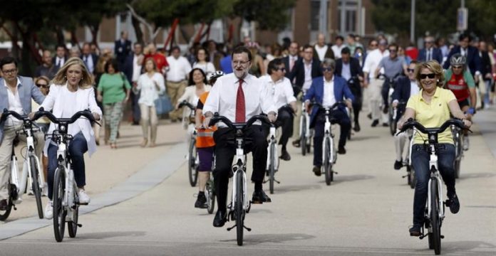 Rajoy pasea en bicicleta por Madrid con Esperanza Aguirre y Cristina Cifuentes