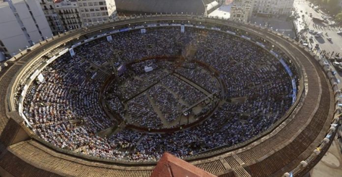 Vista aérea de la abarrotada plaza de toros de Valencia