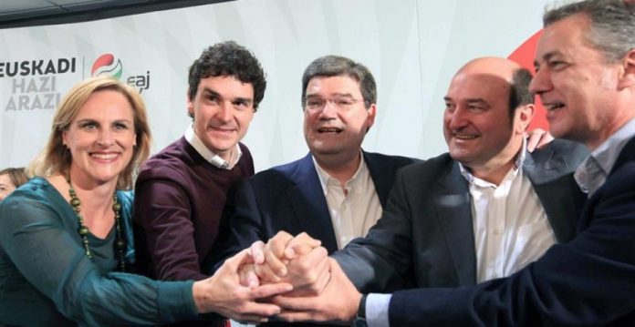 Aburto, en el centro de la imagen, celebra su victoria en Bilbao junto a sus compañeros del PNV.