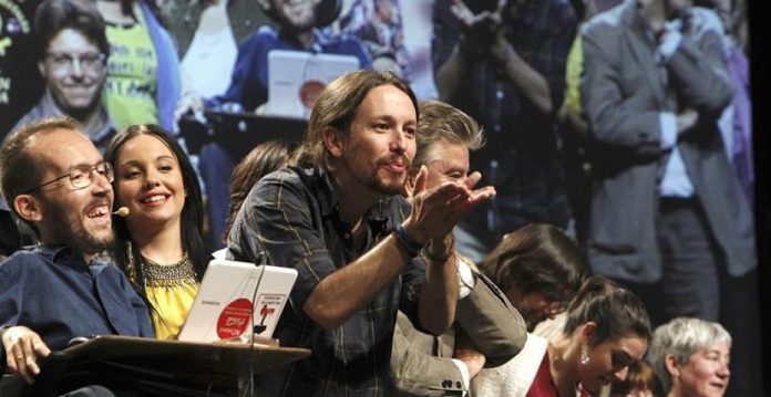 Iglesias, junto a Echenique y la plana mayor de su dirección ayer en Zaragoza.