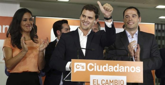 Rivera celebró ayer sus resultados junto a los candidatos madrileños.