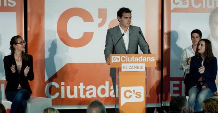 Rivera durante el mitin que dio ayer en Girona para apoyar a su candidato a la alcaldía, Jean Castel.