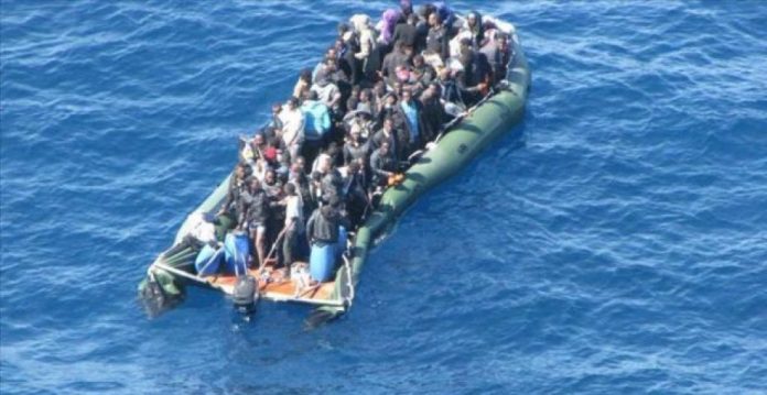 Imagen de una patera cerca de la isla italiana de Lampedusa