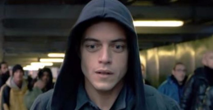 El protagonista de Mr.Robot, Rami Malet, en una secuencia de la serie