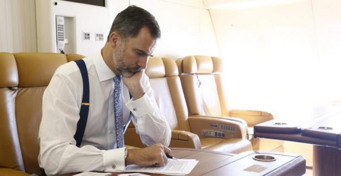 Felipe VI prepara en el avión oficial el discurso que da en París