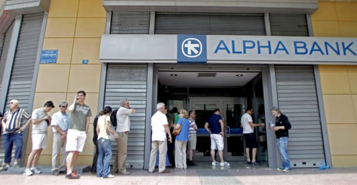 Cola de clientes para sacar dinero en una sucursal de Alpha Bank 