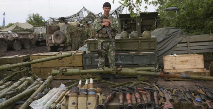 Un soldado ucraniano custodia material de evidente 