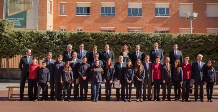 En marzo varios directivos de la banca visitaron en persona colegios para incidir en la importancia de la educación financiera.