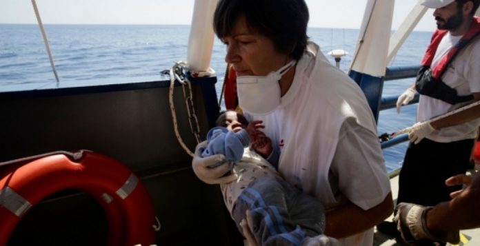 Un equipo de MSF rescata a un bebé en el Mediterráneo