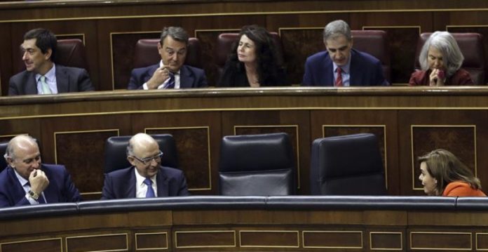 Ministros y diputados hacían ayer apuestas en el Congreso sobre los cambios de Rajoy