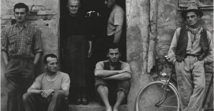 'La familia', imagen captada por Paul Strand en 1953 en Luzzara (Italia)