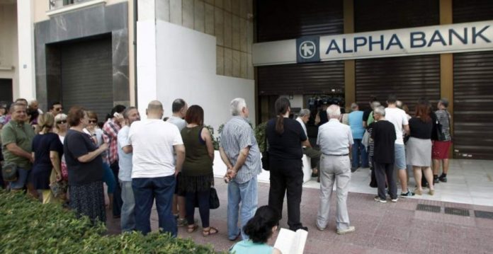 Ya hay problemas con los suministros en los bancos griegos, mientras los sondeos apuntan a que el sí ganaría en el referéndum del día 5