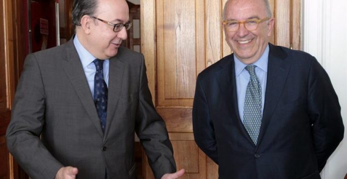 El presidente de la patronal bancaria AEB, José María Roldán, y el ex comisario europeo de Competencia, Joaquín Almunia. 