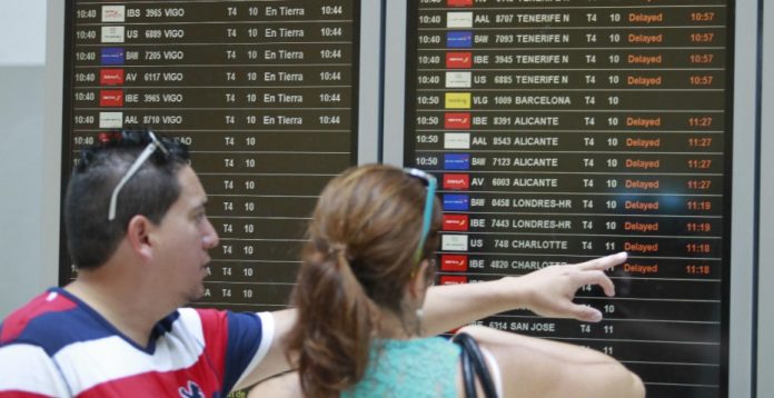 Los retrasos en los vuelos por la huelga de controladores se suceden en los aeropuertos españoles