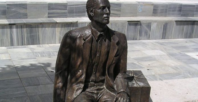 Estatua dedicada al emigrante en un pueblo de Granada