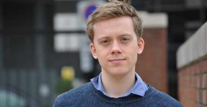 Owen Jones arremete contra la casta europea 