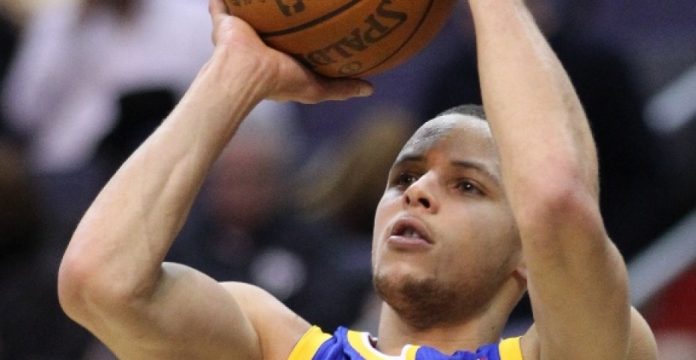 Curry lleva dos años seguidos batiendo el récord de triples en una temporada.