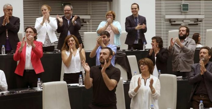 Los concejales de Ahora Madrid aplauden a Manuela Carmena en su investidura.