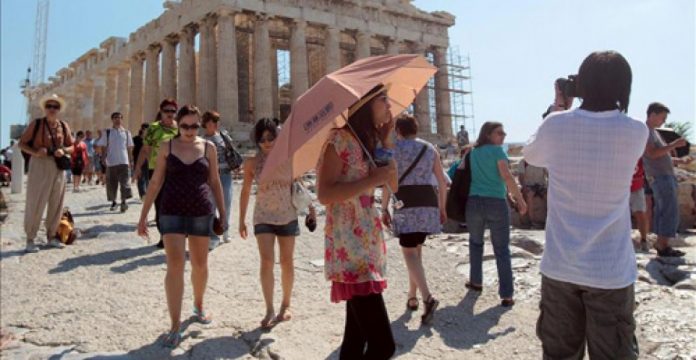 Un grupo de turistas junto al Partenón