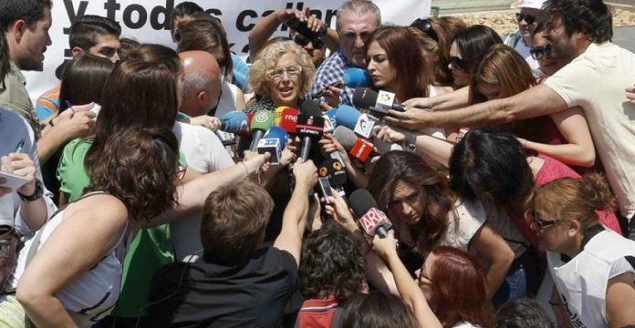 Manuela Carmena atiende a los medios tras su reunión con Bankia