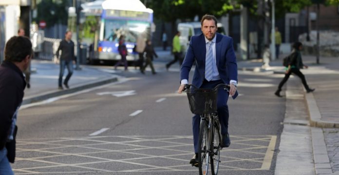 Oscar Puente en bicicleta