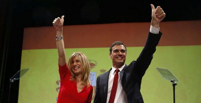 Pedro Sánchez junto a su esposa, Begoña Gómez, el domingo en Madrid.