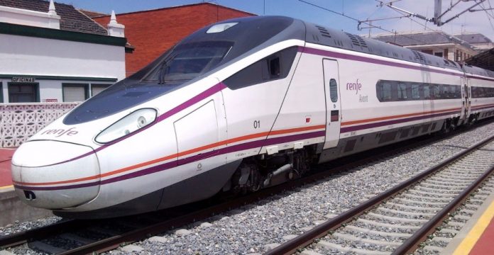 Un tren de Renfe de la serie 114 en la estación de Valladolid