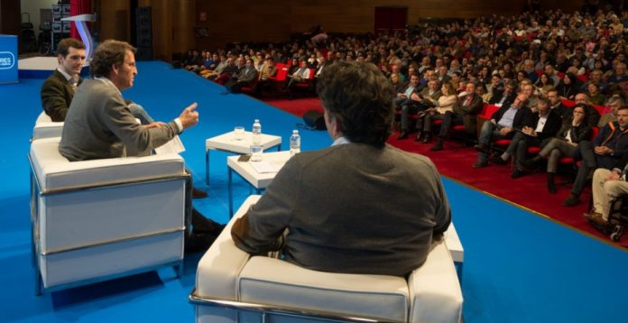 Feijóo y Casado participaron el pasado mes de febrero en un coloquio en La Coruña.
