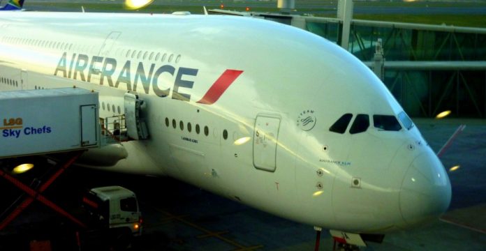 El grupo Air France-KLM prepara un plan de recortes para ahorrar 300 millones más.