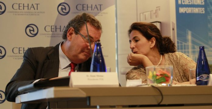 El presidente de Cehat, Joan Molas, y la secretaria de Estado de Turismo, Isabel Borrego.